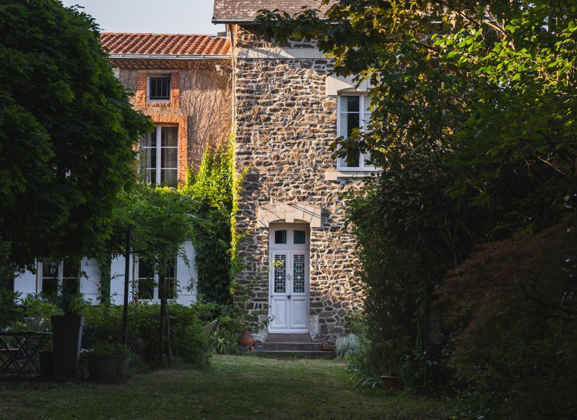 Maison D'Hotes La Bien-Aimee Montrevault Екстериор снимка